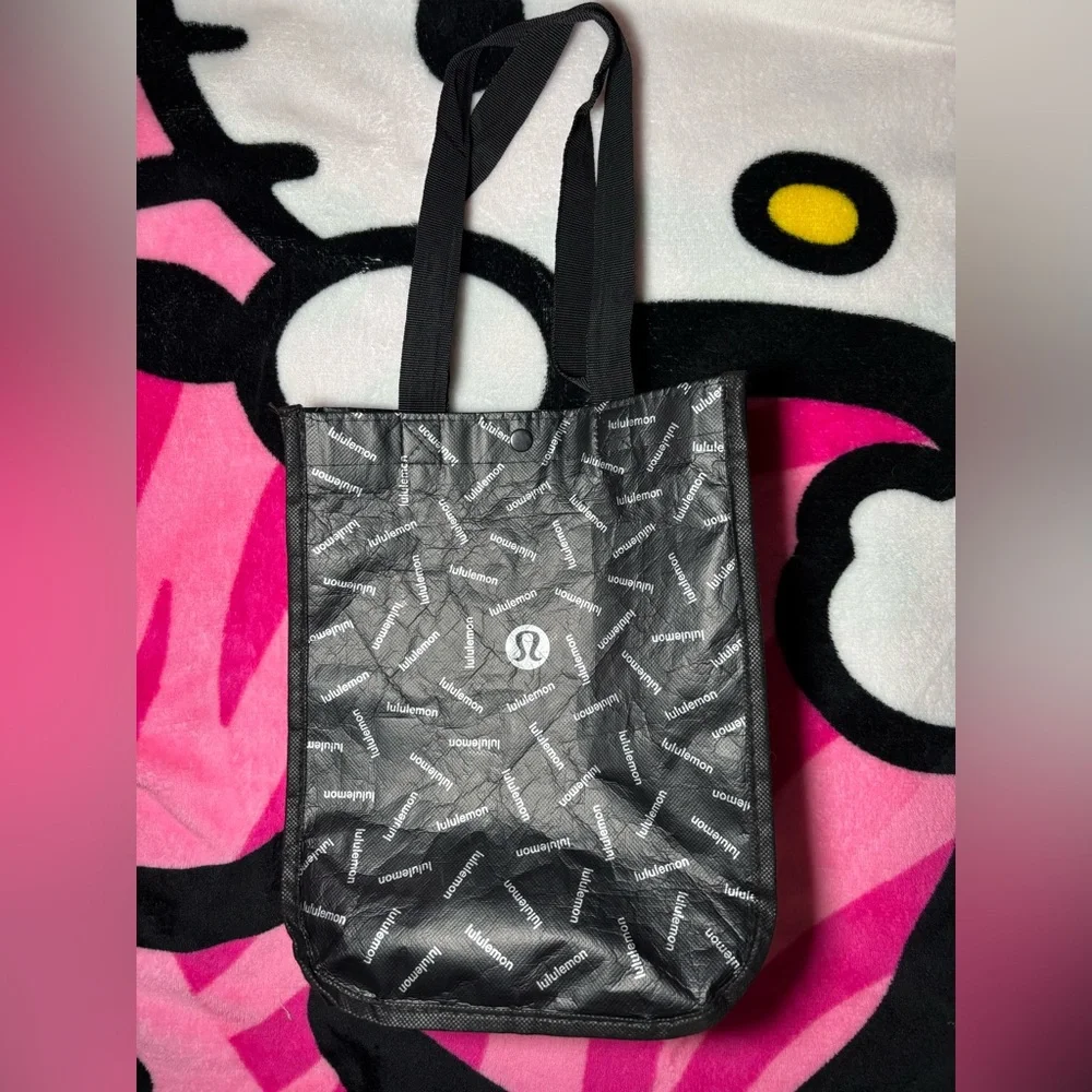 lululemon reusable bag black NEW SHOPPING Beach Swimming Towel GYM TOTE YOGA DANCE TENNIS GOLF GYM BEACH SKATE A wipeable interior makes it easy to clean up crumbs and drips Lululemon Black Small Reusable Tote